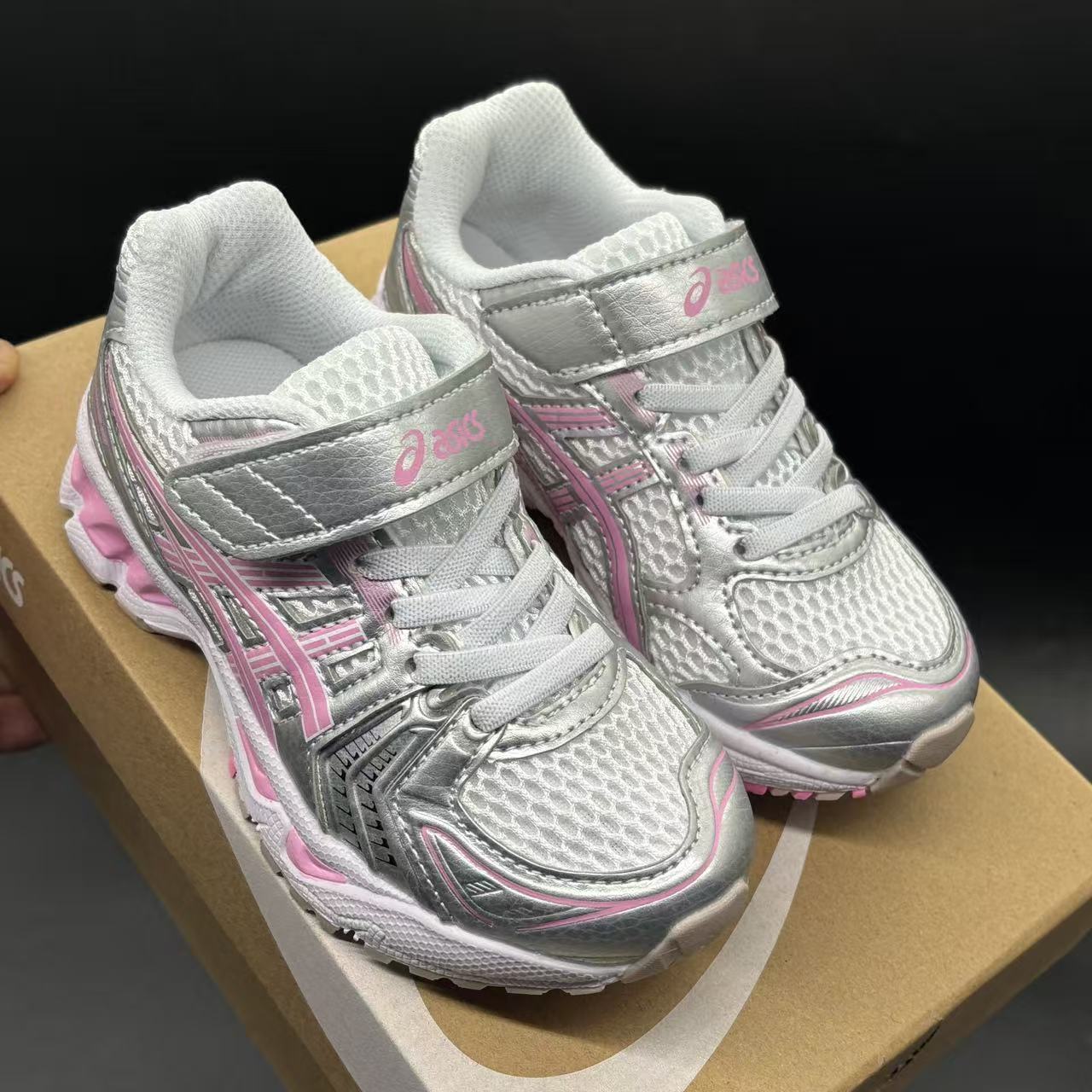 Children's shoes child